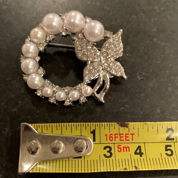 Vintage Style Circle Lapel Pin - Butterfly & Faux Pearl Brooch, Silver Tone Gift - Picture 9 of 9